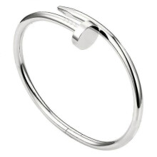Pulseira prateada com tachas de aço inoxidável