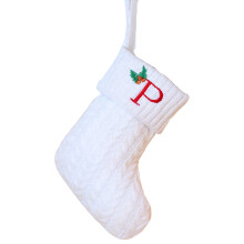 Mini calcetín navideño blanco con inicial bordada de 7,9 pulgadas.