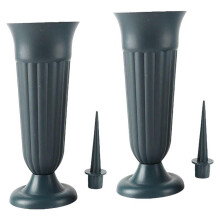 Vaso funerário com estaca e base para lápide com arranjo floral.