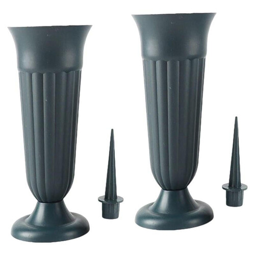 Vaso funerário com estaca e base para lápide com arranjo floral.