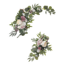 Künstlicher Blumenstrauß mit roten und blauen Rosen und Eukalyptus