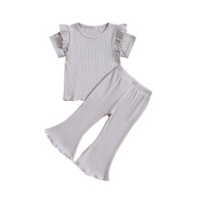 Conjunto de verão infantil com blusa lisa de manga curta e calça.