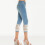 Calça jeans capri feminina com detalhes em renda lavada e bolsos. 4