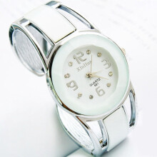Montre analogique Ă quartz pour femme avec bracelet en alliage