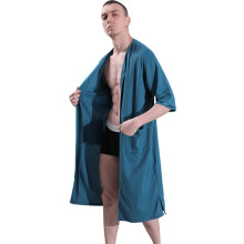 Bata de hombre de talla grande con cremallera frontal, cuello en V y bolsillos.