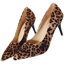 Zapatos de tacón de mujer de PU con estampado de leopardo y punta afilada.