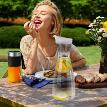 Carafe Ă jus transparente en plastique avec couvercle, 1 litre (34 oz).