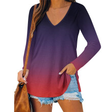 Blusa túnica feminina de manga comprida com decote em V e modelagem solta na cor roxa.