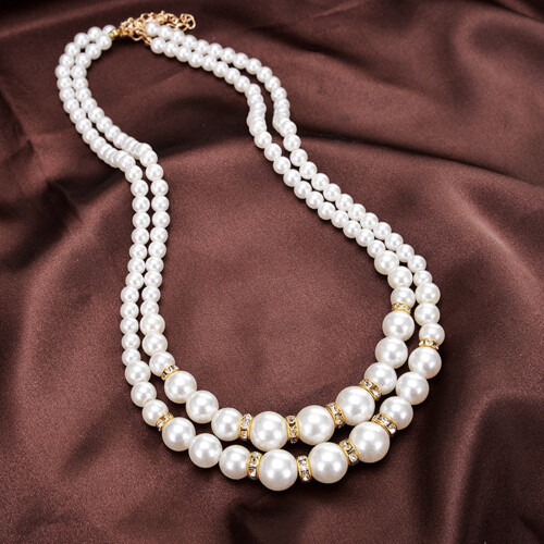 Colar feminino de duas camadas com pérolas artificiais e strass dourado