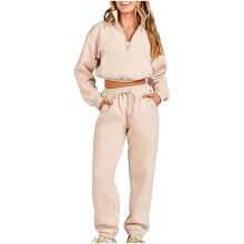 Conjunto feminino casual de moletom com capuz e calça, com zíper até a metade e mangas compridas.