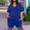 Macacão feminino plus size estampado com decote em V, manga curta e modelagem ampla. 1