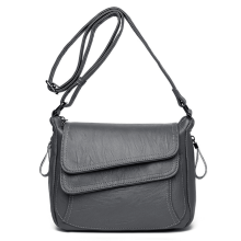 Grijze dames crossbodytas met zijvakken met ritssluiting.