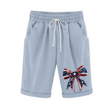 Shorts femininos patrióticos com cintura elástica e bolsos laterais.