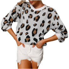 Suéter feminino com estampa de leopardo, gola redonda e modelagem solta.