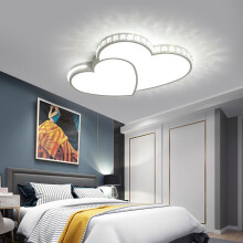 Lampadario a LED a forma di cuore con plafoniera in cristallo.