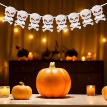 Bannière d'Halloween suspendue avec accessoires fantômes, citrouilles et crânes