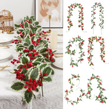 Guirlande de rotin de Noël avec des baies rouges