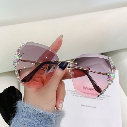 Occhiali da sole retrò da donna con protezione UV400 e strass.