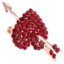 Hartvormige emaille broche met rode strass-steentjes