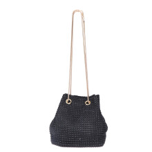 Dámska čierna crossbody kabelka s kamienkami a retiazkovým popruhom