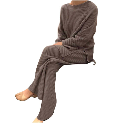 Conjunto feminino elegante de suéter de tricô com calça comprida.