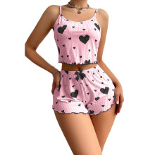 Conjunto de pijama feminino com blusa sem mangas de gola redonda e shorts.