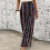 Calça feminina retrô de pernas largas com cintura alta e elástico. 1