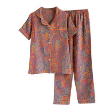 Strick-Schlafanzug-Set für Damen, bestehend aus einem kurzärmeligen Oberteil und einer langen Hose.