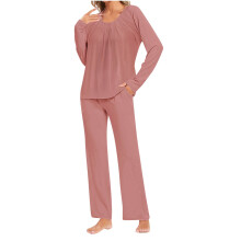 Conjunto de pijama feminino com blusa de manga comprida e gola redonda e calça.