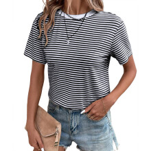 Camiseta feminina listrada de manga curta, gola redonda e modelagem solta.