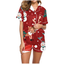 Dame pyjamassæt med juleprint og korte ærmer i satin