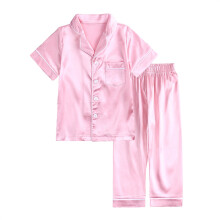 Pyjamaset voor meisjes van zijdesatijn, bestaande uit een top met lange mouwen en een broek.