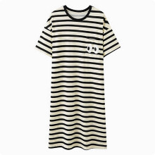 Camisola feminina de algodão listrada, manga curta e comprimento médio.