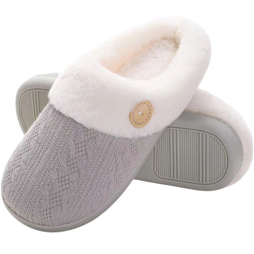 Pantufas de malha macia com espuma viscoelástica e sola de borracha.