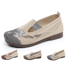 Mocassins femininos sem fecho, leves, respiráveis e com elástico.
