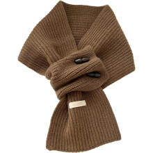 Cachecol feminino de inverno em pura lã com botões de madeira.