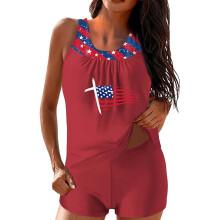 Conjunto de biquíni feminino com estampa da bandeira americana: regata e shorts.
