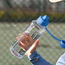 Garrafa de água esportiva de plástico, 1 litro, resistente ao calor e inquebrável.