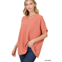 Damesblouse met V-hals, geweven model en zakje.