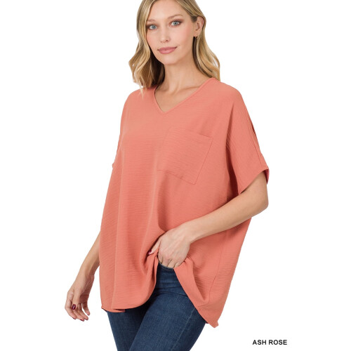 Damesblouse met V-hals, geweven model en zakje.