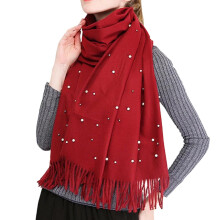 Xale feminino de cor sólida com decoração em pérolas e franjas.