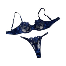 Damset med mesh-bh och stringtrosa med blombroderi i blått