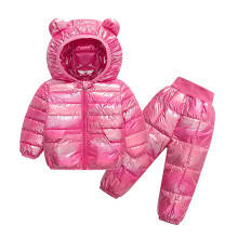 Completo invernale da neve per bambini, composto da giacca imbottita e pantaloni, rosa acceso.
