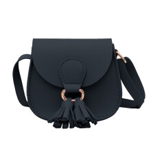 Dievčenská kožená crossbody kabelka s nastaviteľným popruhom, čierna