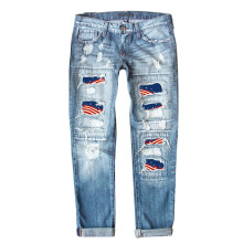 Calça jeans feminina para o Dia da Independência com patch da bandeira e detalhes rasgados.