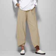 Calça social feminina amarela de algodão, com pernas largas e cintura alta.