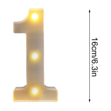 Luminária de LED com letras em formato de alfabeto rosa com glitter.