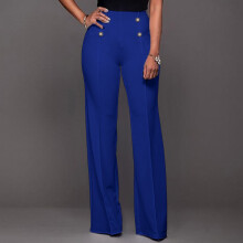 Calça social feminina azul de cintura alta e modelagem flare.