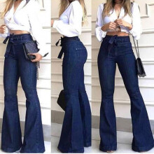 Calça jeans feminina azul-escura flare com cintura elástica e