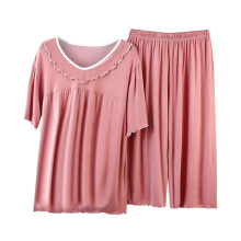 Capri pyjamaset voor dames, bestaande uit een top met lange mouwen en een broek.